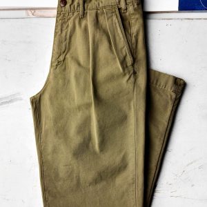 campbell pleated chino in field tan