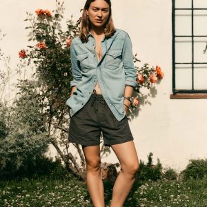 the canvas lounge short in faded black