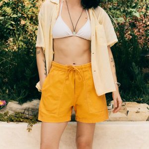 the canvas lounge short in marigold