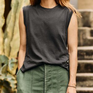 the cotton muscle tee in faded black