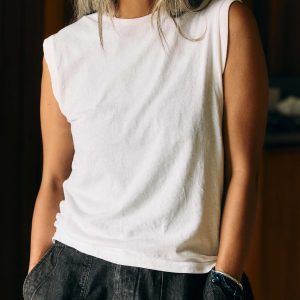 the cotton muscle tee in vintage white